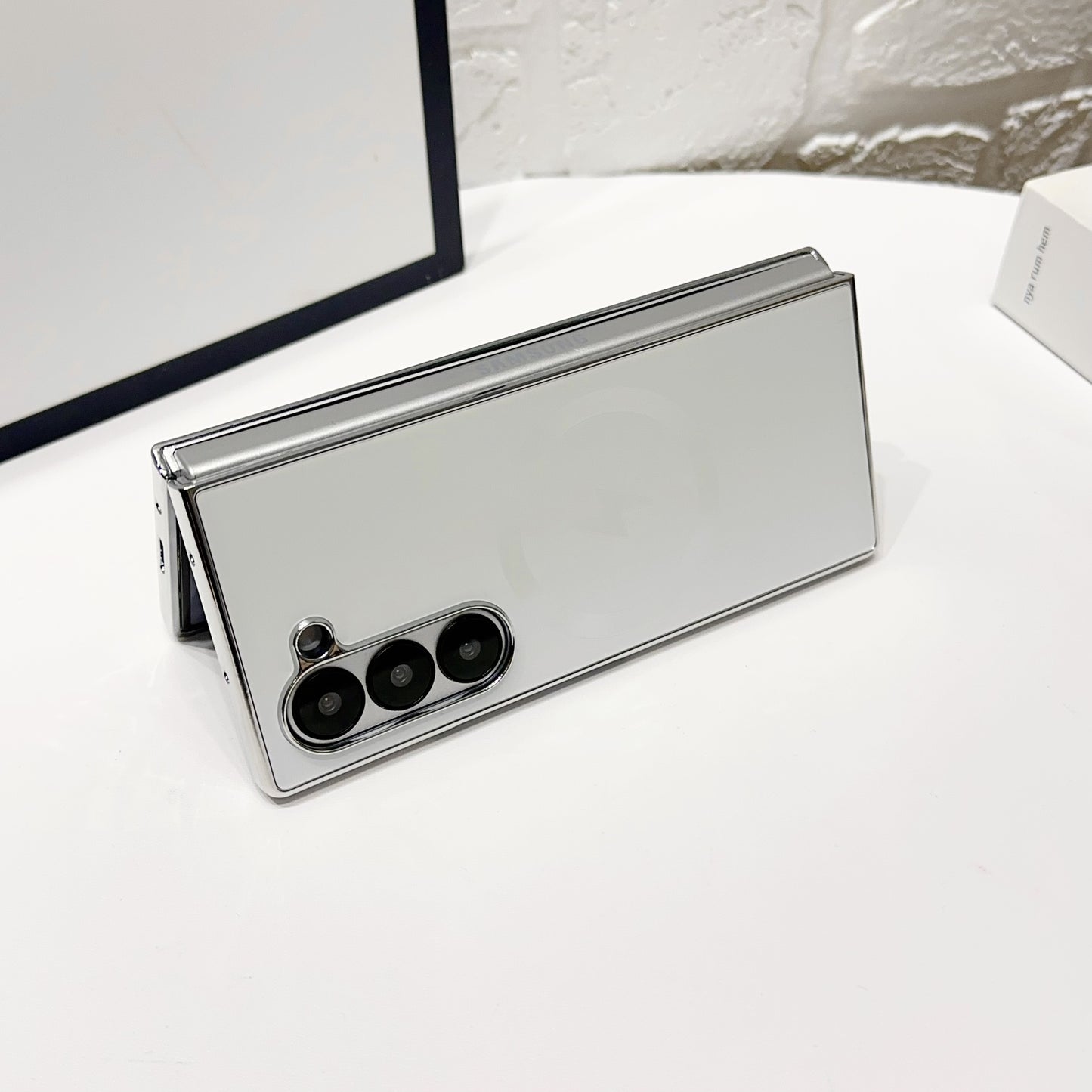 MagFold Z Fold 7, 6 – Strong Magnetic Folding Case